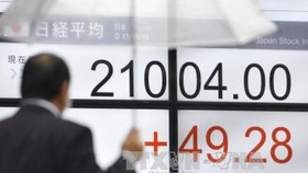 Bảng tỉ giá chứng khoán tại thủ đô Tokyo, Nhật Bản. Ảnh: Kyodo/TTXVN