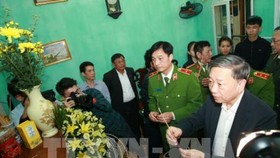 Đại tướng Tô Lâm, Bộ trưởng Bộ Công an thắp hương chia buồn sự mất mát của thân nhân Thượng tá Nguyễn Huy Thịnh. Ảnh: TTXVN