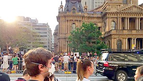 Người dân Sydney mang khẩu trang chống bụi mịn ra đường. Ảnh: VÂN PHAN
