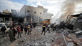Hiện trường đổ nát sau một vụ không kích tại Idlib, Syria, ngày 15/1/2020. Ảnh: AFP/TTXVN