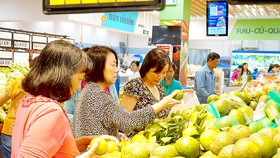 Khách hàng mua trái cây tại hệ thống siêu thị Co.opmart