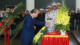 Thủ tướng Nguyễn Xuân Phúc thắp hương tưởng niệm 3 liệt sĩ. Ảnh: TTXVN