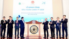 Chủ tịch UBND TPHCM Nguyễn Thành Phong đánh cồng đầu Xuân Canh Tý tại HoSE