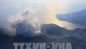 Khói bốc lên từ miệng núi lửa Shindake trên đảo Kuchinoerabu, tỉnh Kagoshima, Nhật Bản, ngày 29/5/2015 Ảnh (tư liệu). Ảnh: AFP/TTXVN