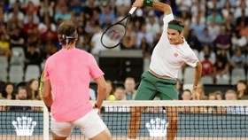 Federer thi đấu giao hữu biểu diễn với Nadal. Ảnh: Reuters