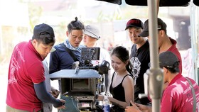 Đạo diễn hình ảnh Nguyễn Phan Linh Đan trên phim trường Bí mật của gió. Ảnh: ĐPCC