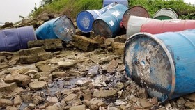 Nhiều thùng phuy nghi chứa hóa chất đổ trộm xuống sông Hồng