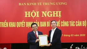 Đồng chí Nguyễn Văn Bình (phải) chúc mừng tân Phó Trưởng Ban Nguyễn Đức Hiển. Ảnh: Dangcongsan.vn