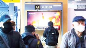 Người dân Hàn Quốc theo dõi thông tin vụ phóng tên lửa của Triều Tiên 