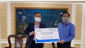 Shinhan Finance trao biểu trưng số tiền đóng góp 800 triệu đồng cho ông Trần Hữu Phước - Đại diện Ủy ban Mặt trận Tổ quốc Việt Nam TPHCM ngày 31-3-2020