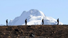 Binh sĩ Ấn Độ tuần tra tại khu vực biên giới với Trung Quốc ở bang Arunachal Pradesh (Ấn Độ). Ảnh: AFP/TTXVN