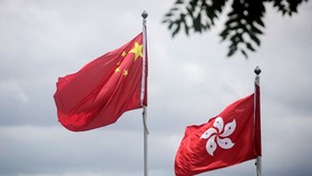 Quốc kỳ Trung Quốc (trái) và cờ của Đặc khu hành chính Hong Kong. Ảnh: SCMP
