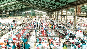 Một nhà máy dệt may tại Solo, Trung Java, Indonesia 