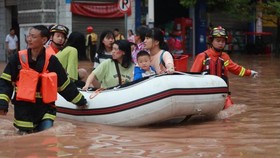 Mưa lớn tại Trùng Khánh, Trung Quốc. Ảnh: Chinanews