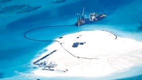 Trung Quốc bồi đắp và xây dựng trái phép trên đảo Gạc Ma thuộc quần đảo Trường Sa của Việt Nam. Ảnh: Reuters