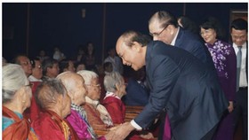 Thủ tướng Nguyễn Xuân Phúc thăm hỏi các Bà mẹ Việt Nam anh hùng. Ảnh: VGP/Quang Hiếu