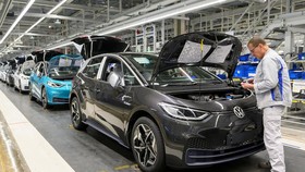 Nhân viên làm việc tại một nhà máy sản xuất của Volkswagen. Ảnh: Reuters