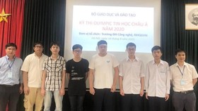 6 học sinh (đứng giữa) đội tuyển việt Nam dự Olympic Tin học Châu Á - Thái Bình Dương đều giành huy chương. Ảnh: PLO