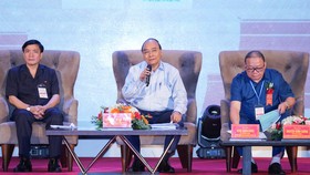 Thủ tướng Nguyễn Xuân Phúc đối thoại với nông dân. Ảnh: VGP/Quang Hiếu