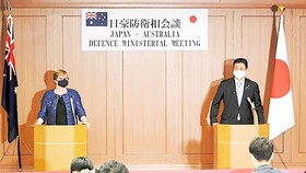 Bộ trưởng Quốc phòng Australia Linda Reynolds (trái) với Bộ trưởng Quốc phòng Nhật Bản Kishi Nobuo
