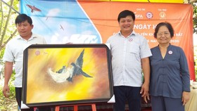 Bức tranh chim yến bán đấu giá thành công 20 triệu đồng tại Ngày hội giải cứu chim yến