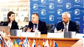Chủ tịch Hội đồng chuyên gia Quỹ nghiên cứu ý tưởng Á - Âu Grigory Trofimchuk (ngồi giữa) phát biểu tại hội thảo quốc tế “Việt Nam qua lăng kính Á - Âu”. Ảnh: TTXVN