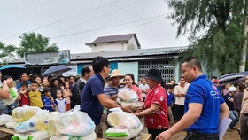 Báo SGGP trao 300 phần quà cứu trợ khẩn cấp cho người dân ở vùng lũ 2 xã Hải Sơn, Hải Chánh (huyện Hải Lăng, Quảng Trị)