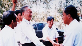 Cố Chủ tịch nước, Đại tướng Lê Đức Anh trong một lần về thăm, làm việc tại quê hương Thừa Thiên - Huế. Ảnh: Tư liệu