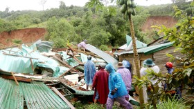 Sạt lở núi Chư Quanh ở xã Hoà Phong, huyện Krông Bông, tỉnh Đắk Lắk vùi lấp và làm hư hỏng nhiều nhà dân