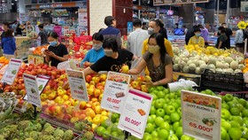 Người tiêu dùng chọn mua trái cây tại một siêu thị ở TPHCM. Ảnh: CAO THĂNG