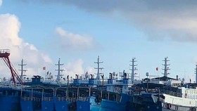 Các tàu bị cho là thuộc dân quân biển Trung Quốc neo đậu tại đá Ba Đầu trong quần đảo Trường Sa thuộc chủ quyền Việt Nam ngày 27-3. Ảnh: REUTERS