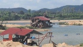 Dù chưa được phép của UBND tỉnh Phú Yên nhưng Công ty TNHH Vận tải - Xây dựng Hồng Nguyên đã đưa các thiết bị hút cát vào mỏ cát