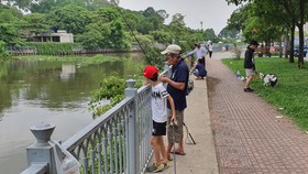 Nhiều người câu cá dọc tuyến bờ kè kênh Nhiêu Lộc - Thị Nghè
