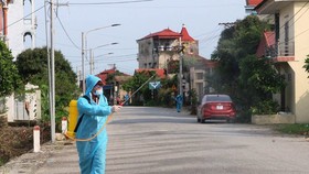 Lực lượng chức năng huyện Lý Nhân, Hà Nam phun hóa chất khử khuẩn khu dân cư có bệnh nhân mắc Covid-19