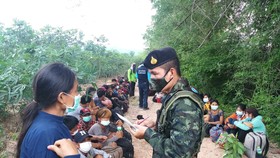 Cảnh sát Thái Lan kiểm tra người nhập cư từ Myanmar