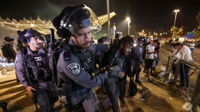 Lực lượng cảnh sát Israel bắt giữ một người Palestine. Ảnh: Reuters