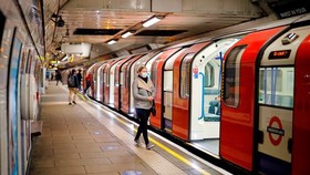 Ga tàu điện ngầm vắng người ở London trong mùa dịch Covid-19