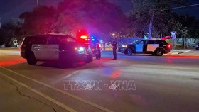 Cảnh sát điều tra tại hiện trường một vụ xả súng ở Todd Lane, Đông Nam Austin, Mỹ tối 11-6-2021. Ảnh: KXAN/TTXVN