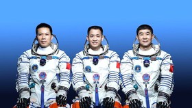 Trung Quốc phóng tàu vũ trụ Thần Châu 12, đưa 3 phi hành gia lên trạm không gian mới tên Thiên Cung