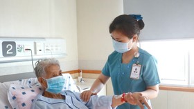 Nhân viên y tế chăm sóc và điều trị cho bệnh nhân mắc bệnh mạn tính