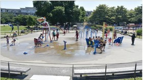 Trẻ em giải nhiệt tránh nóng tại một công viên nước ở Richmond, British Columbia, Canada ngày 29-6. Ảnh: AFP/TTXVN