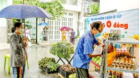 Người dân khu cách ly phường 5, quận Gò Vấp, TPHCM lần lượt vào kệ hàng 0 đồng lấy hàng hóa cần thiết trong ngày. Ảnh: HOÀNG HÙNG