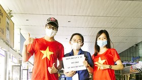 Minh Thy (giữa) và các bạn tình nguyện viên đón đoàn y bác sĩ từ các tỉnh thành chi viện cho TPHCM