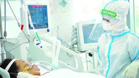 Trang bị thiết bị mới, hiện đại sẽ giúp việc điều trị bệnh nhân được thuận lợi hơn tại Bệnh viện Hồi sức Covid-19, TP Thủ Đức, TPHCM. Ảnh: HOÀNG HÙNG