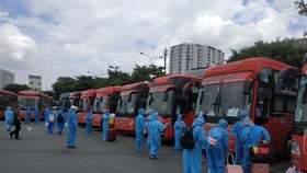 Người dân Phú Yên chuẩn bị khởi hành về quê tại Bến xe Miền Đông. Ảnh: MINH NGHĨA