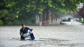 Cảnh ngập lụt sau những trận mưa lớn tại Trịnh Châu, tỉnh Hà Nam, Trung Quốc, ngày 20-7. Ảnh: THX/TTXVN