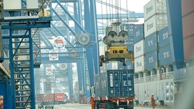 Container hàng hóa xuất khẩu đang được đưa lên tàu tại cảng Tân Cảng Hiệp Phước, huyện Nhà Bè, TPHCM. Ảnh: CAO THĂNG