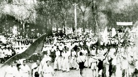 Nhân dân Sài Gòn biểu tình giành chính quyền ngày 25-8-1945. Ảnh: TƯ LIỆU