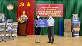 Chủ tịch Quỹ từ thiện Kim Oanh tặng thiết bị y tế, gạo cho Ủy ban MTTQ Việt Nam tỉnh Đồng Nai