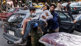 Nạn nhân vụ đánh bom liều chết ở Sân bay Kabul ngày 26-8. Ảnh: The New York Times